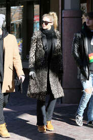 Gigi-Hadid-Out-in-Aspen--04.jpg