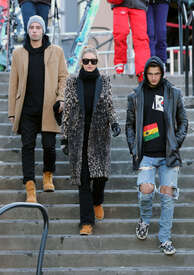 Gigi-Hadid-Out-in-Aspen--09.jpg