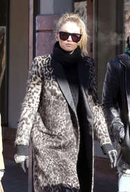 Gigi-Hadid-Out-in-Aspen--20.jpg