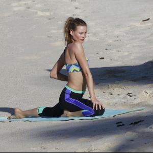 1000fullyoga1-behati-prinsloo.thumb.jpg.