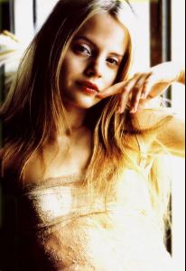 mena_suvari gold (2).jpg