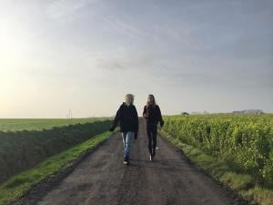 56801b5fd2f32_AnnaandHanne.thumb.jpg.0cc