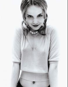 kinopoisk.ru-Mena-Suvari-1103449.jpg
