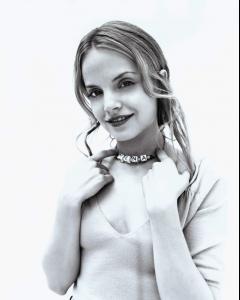 kinopoisk.ru-Mena-Suvari-1103452.jpg