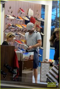 leonardo-dicaprio-shopping-in-france-03.jpg