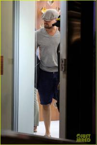 leonardo-dicaprio-shopping-in-france-04.jpg