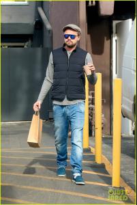 leonardo-dicaprio-steps-out-on-eve-of-the-revenant-release-01.jpg