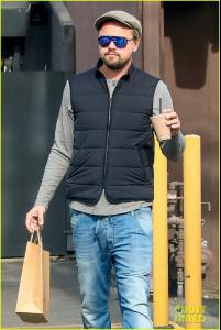 leonardo-dicaprio-steps-out-on-eve-of-the-revenant-release-06.jpg