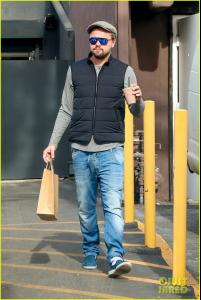 leonardo-dicaprio-steps-out-on-eve-of-the-revenant-release-08.jpg