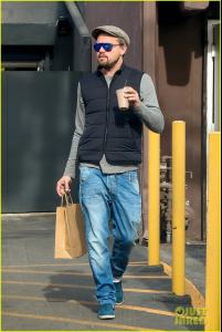 leonardo-dicaprio-steps-out-on-eve-of-the-revenant-release-10.jpg