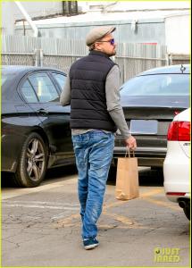 leonardo-dicaprio-steps-out-on-eve-of-the-revenant-release-14.jpg