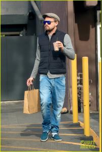 leonardo-dicaprio-steps-out-on-eve-of-the-revenant-release-15.jpg