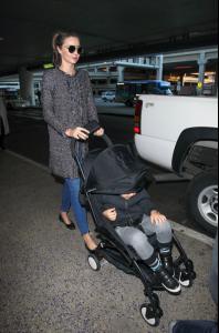 miranda-kerr-flynn-lax-arrival1.thumb.jp