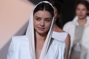 182641996-miranda-kerr-walks-the-runway-