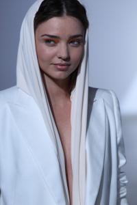 182642003-miranda-kerr-walks-the-runway-