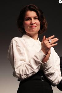 2054234-laetitia-casta-lors-du-festival-premiers-950x0-3.jpg