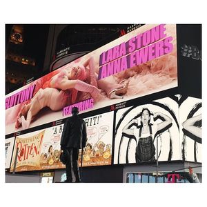 56adbc8e91846_AnnaTimesSquare.thumb.jpg.