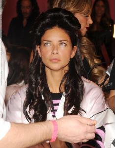 Adriana-Lima-backstage-at-Victorias-Secret-Fashion-show-2013-Lexington-Avenue-Armory-New-York-13.11.2013-009-798x1024.jpg