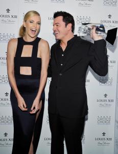 GTY_Charlize_Theron_Seth_MacFarlane_ml_150601.jpg