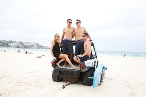 heidi-klum-mit-3-beach-boys-auf-einem-gefaehrt.jpg