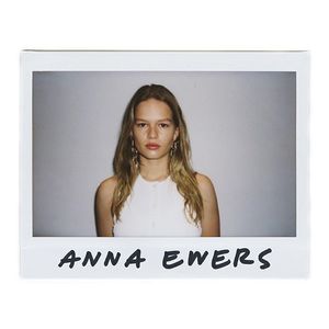 56b8c770701cb_AnnaEwersWang.thumb.jpg.e3