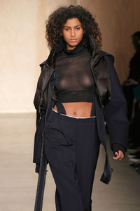 56c5ad64487a1_DKNYWomenRunwayFall2016New