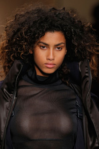 56c5ad67ab260_DKNYWomenRunwayFall2016New