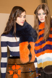 56cf75ba4a436_FendiFall2016Backstage8pfA