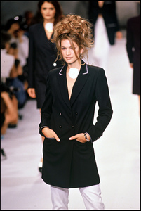 Le-9-octobre-1995-Cindy-Crawford-defile-pour-Chanel-collection-pret-a-porter-printemps-ete-1996_exact1024x768_p.jpg