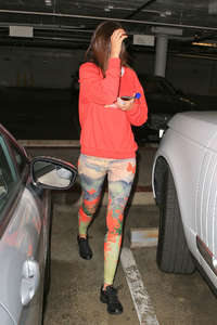 Miranda-Kerr-in-Colorful-Tights--06.thum