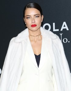 adriana-lima-premiere-zoolander-2-01.thu