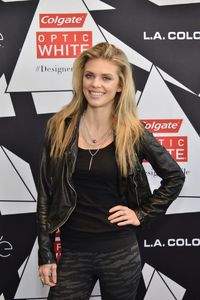 annalynne-mccord-at-colgate-optic-white-beauty-bar-at-hudson-loft-in-los-angeles-02-13-2016_1.jpg