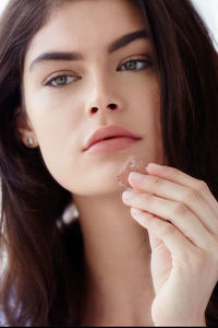 gallery-1452808269-160107-things-women-with-great-skin-do004.jpg