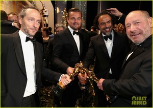 leonardo-dicaprio-cracks-jokes-while-getting-his-oscar-engraved-13.jpg