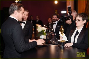 leonardo-dicaprio-cracks-jokes-while-getting-his-oscar-engraved-17.jpg