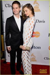 miranda-kerr-evan-spiegel-red-carpet-deb