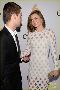 miranda-kerr-evan-spiegel-red-carpet-deb