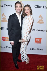 miranda-kerr-evan-spiegel-red-carpet-deb