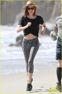 miranda-kerr-works-out-trainer-beach-05.