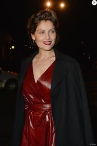 2114131-laetitia-casta-souriante-au-grand-palai-950x0-3.jpg