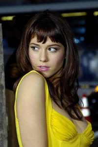 Mary Elizabeth Winstead - lowcut yellow dress.jpg