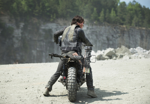 Daryl-Looks-Back-in-The-Walking-Dead-Season-6-Premiere-750x522-1446836115.jpg