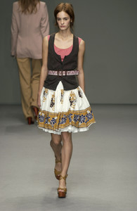 Miu_Miu_Spring_2002_EYhn23f-ndyx.jpg