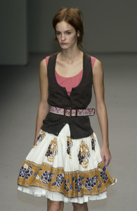Miu_Miu_Spring_2002_GYCJwt-OHvux.jpg