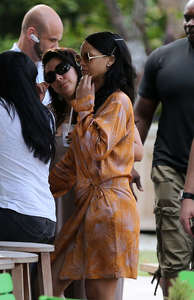 Rihanna-in-Mini-Dress-at-a-poolside-bar--02.jpg