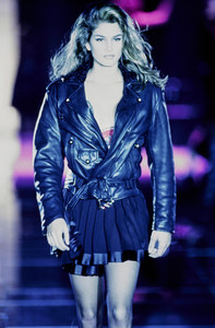 VERSACE-FALL-1991-RTW-92-CINDY-CRAWFORD.jpg