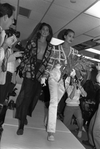 cindy_crawford_9449_north_400x_white.jpg