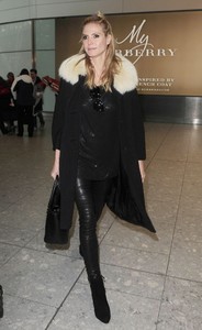 heidi-klum-at-heathrow-airport-in-london-01-620x1010.jpg
