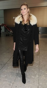 heidi-klum-at-heathrow-airport-in-london-02-620x1150.jpg