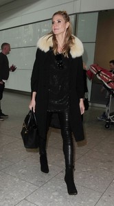 heidi-klum-at-heathrow-airport-in-london-03-620x1119.jpg
